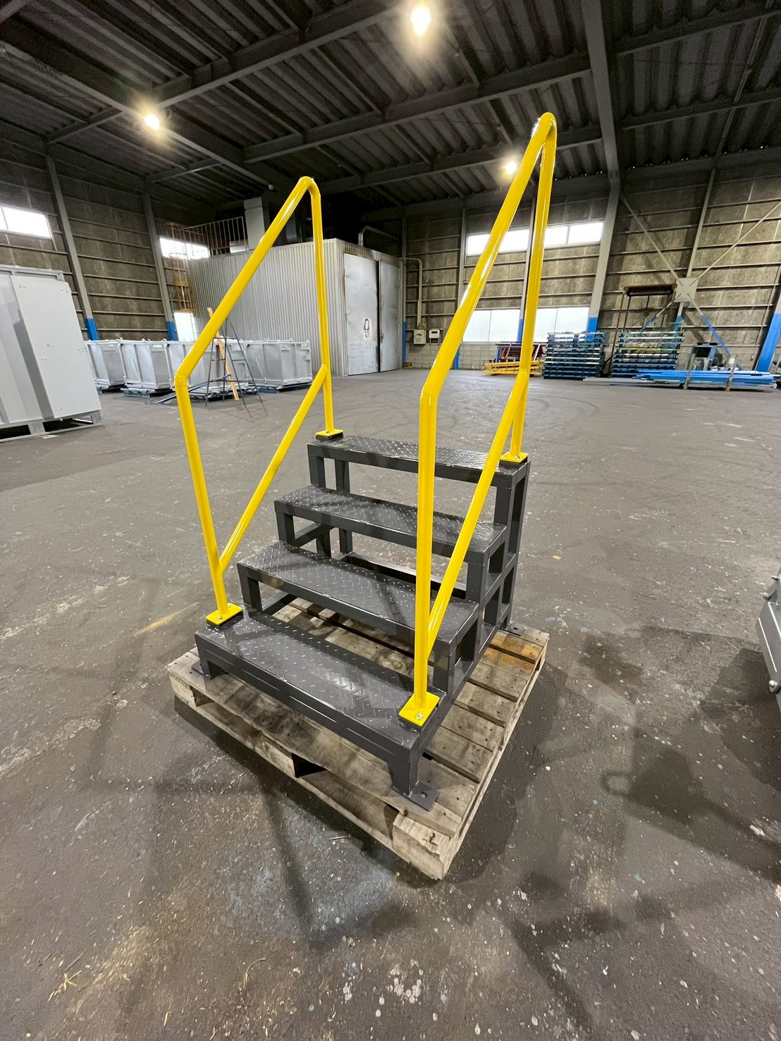 倉庫プラットホーム（搬入口）等への移動式スポット階段