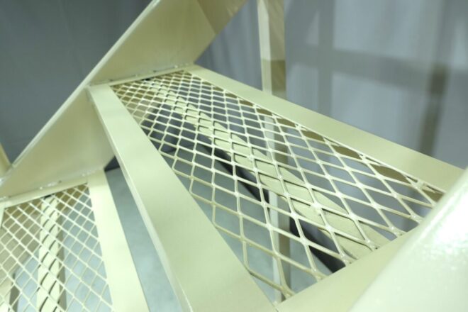 プラットホーム階段　階段はメッシュ