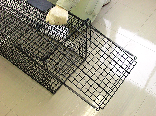 手持ちハンドルを倒すようにして侵入扉を開けます