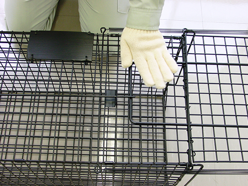 持ち手ハンドルを押さえ、 ストッパーをハンドルの上にセットします