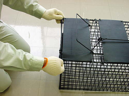 エサ掛け用扉の差し込みバーナットを緩めます