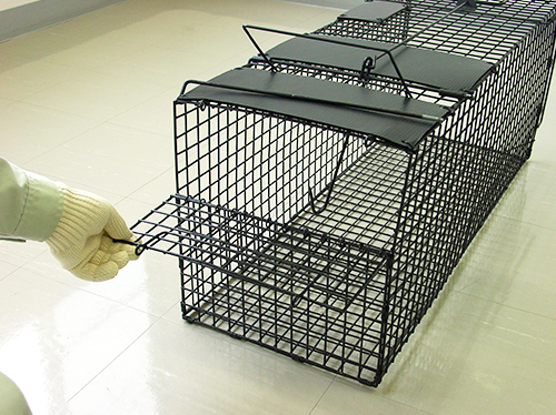 バーを抜き取り、扉を開けます