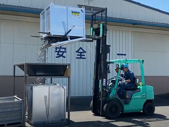 ロープを引きロックを外す