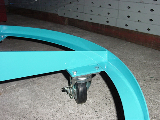 安定性を重視したストッパー付6輪キャスター