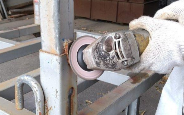 研磨機でサビを落とします。