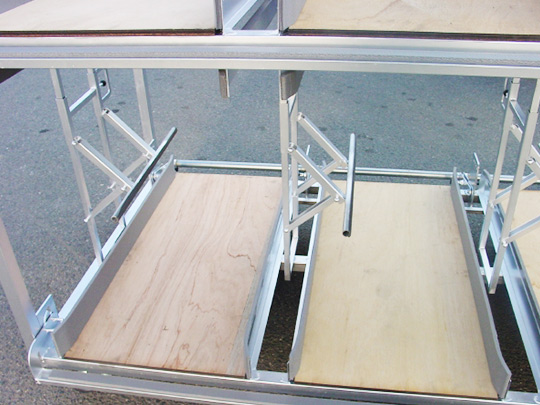 スロット台同士が干渉しないよう設計された台車