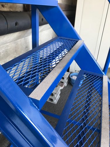 倉庫プラットホームへの階段