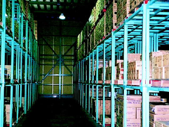 倉庫内　システマー（ネスティングできるラック）