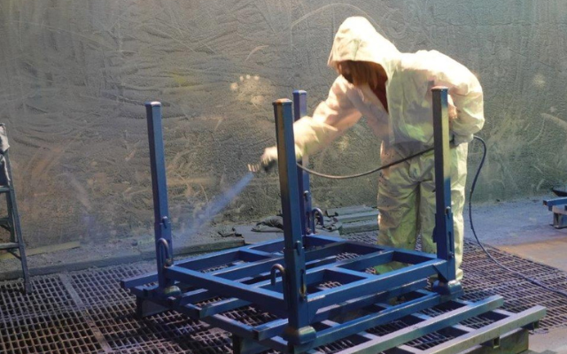 塗料を全体に散布します。