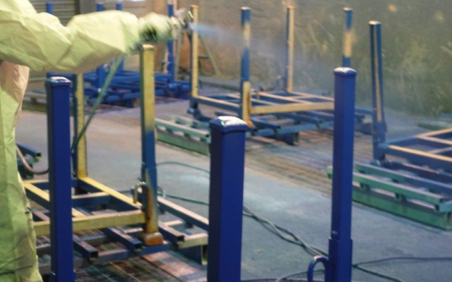 塗料を全体に散布します。